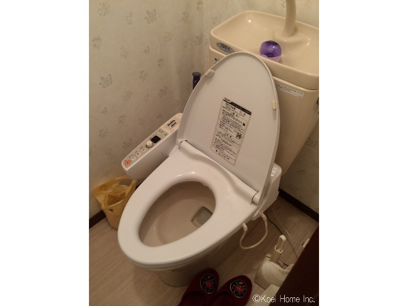 西側の外壁に面したトイレの背面は、結露も多くクロスが浮いてしまったり寒々しい空間でした。