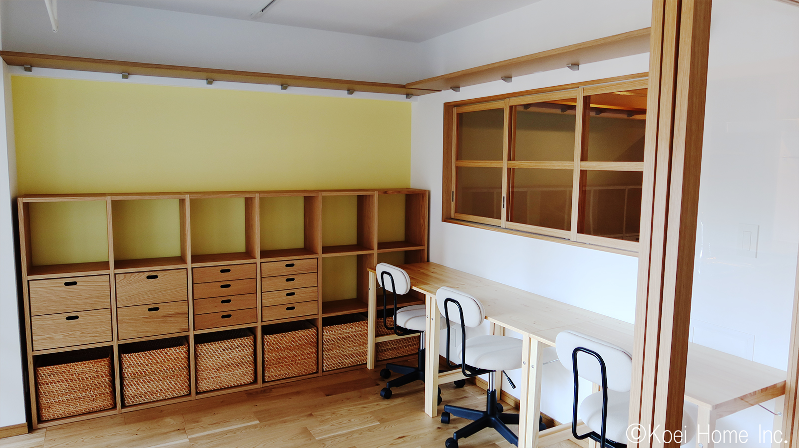 子供部屋と寝室を繋ぐ室内窓は、デスクに座ったままでも窓を開けられるように取っ手が下方に付いています
