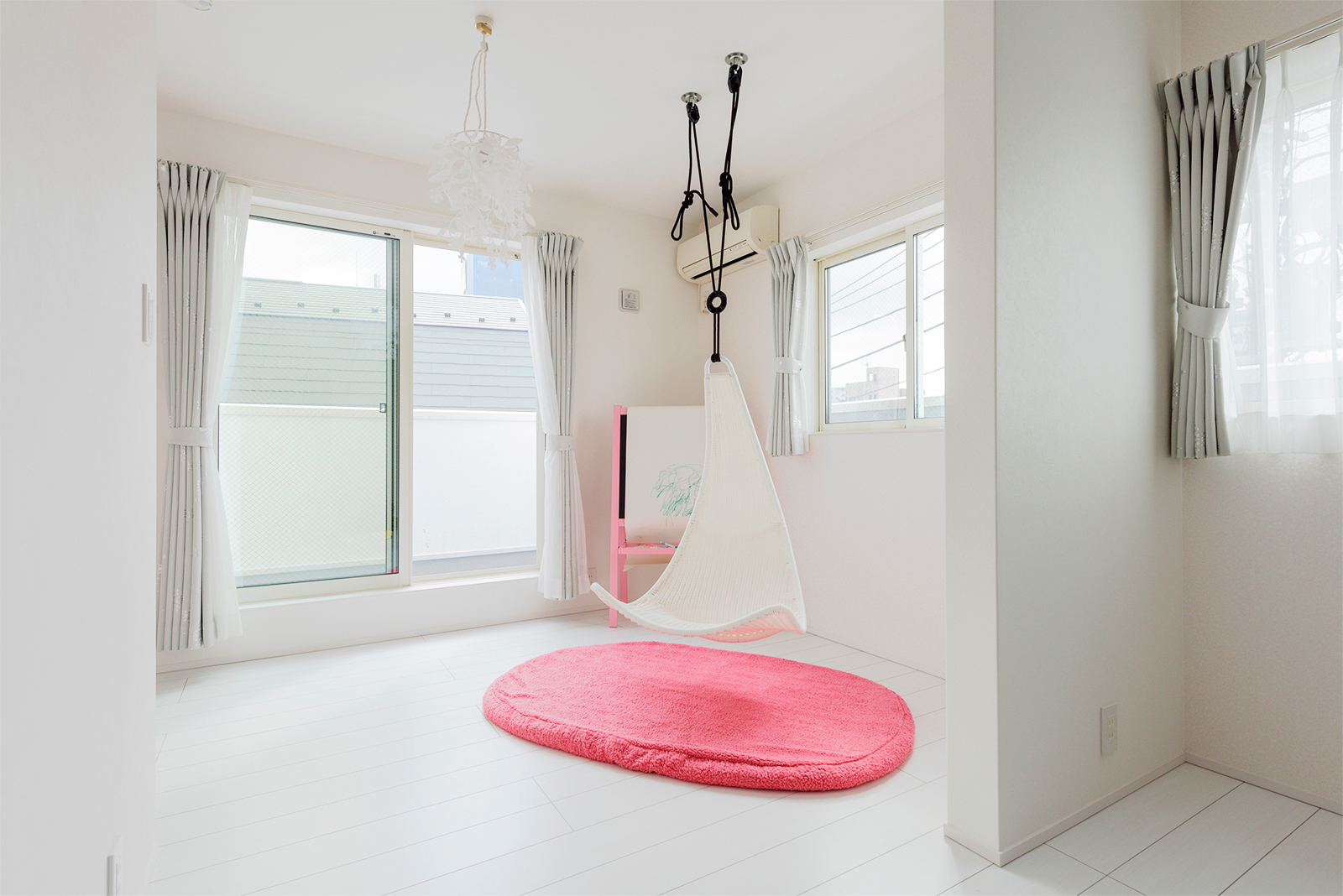白のお部屋はアクセントカラーを用いて鮮やかに
ハンモックの設置は事前にご相談いただけるとスムーズです