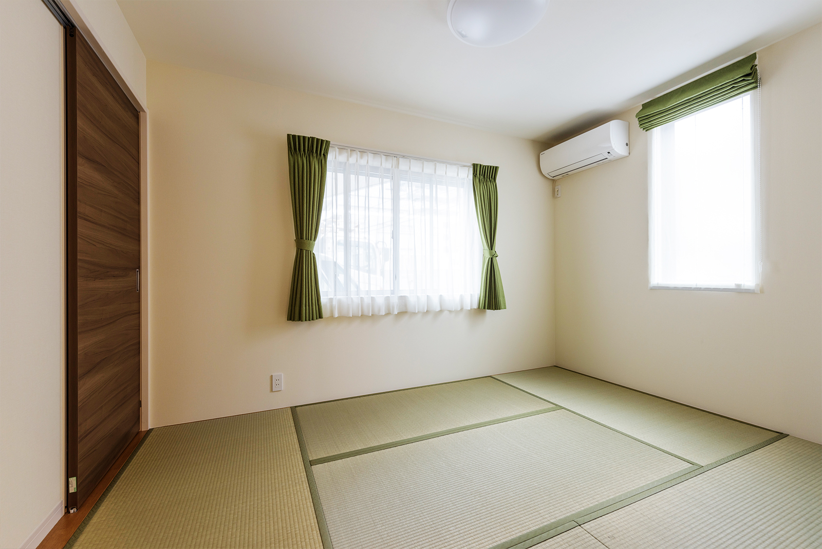大通り沿いのおうちの和室は、１階ではなく２階以上に作ることで、人目を気にせず窓を設けられて明るいお部屋になります