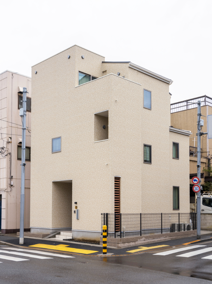 大通り沿いにありながら、プライバシーが守られたおうち
採光の工夫でおうちの中は心地よい光に溢れています